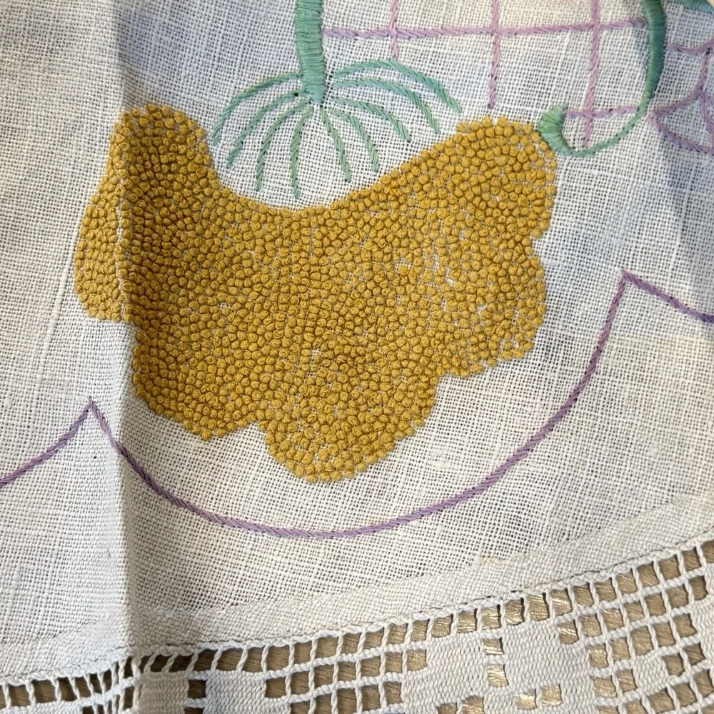 Vintage Round Linen Embroidered Crochet Edge Tablecloth Floral Cottage Country‎